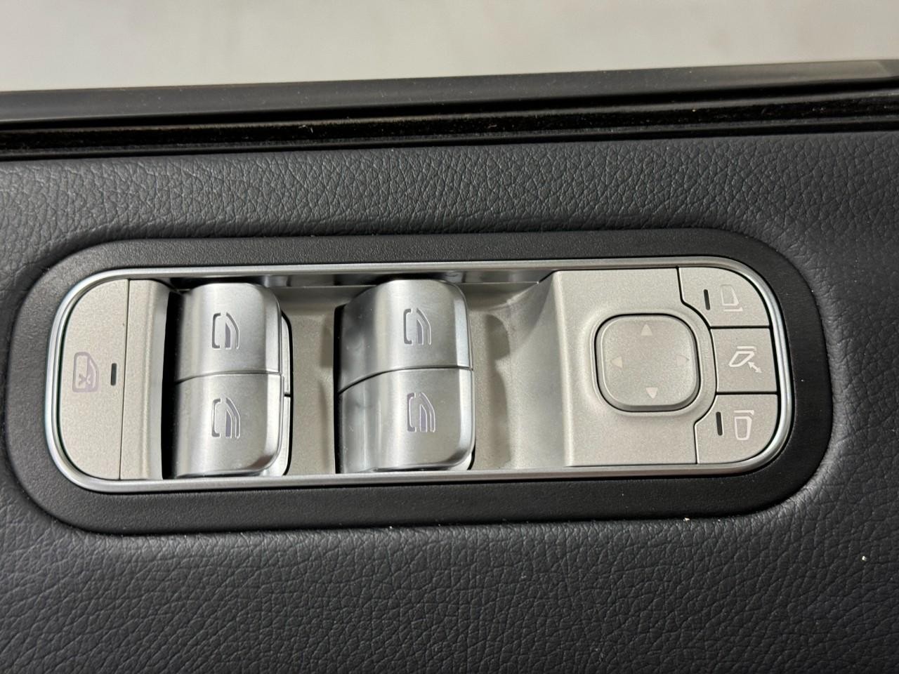 Mercedes-Benz G-Class Vehicle Full-screen Gallery Image 24