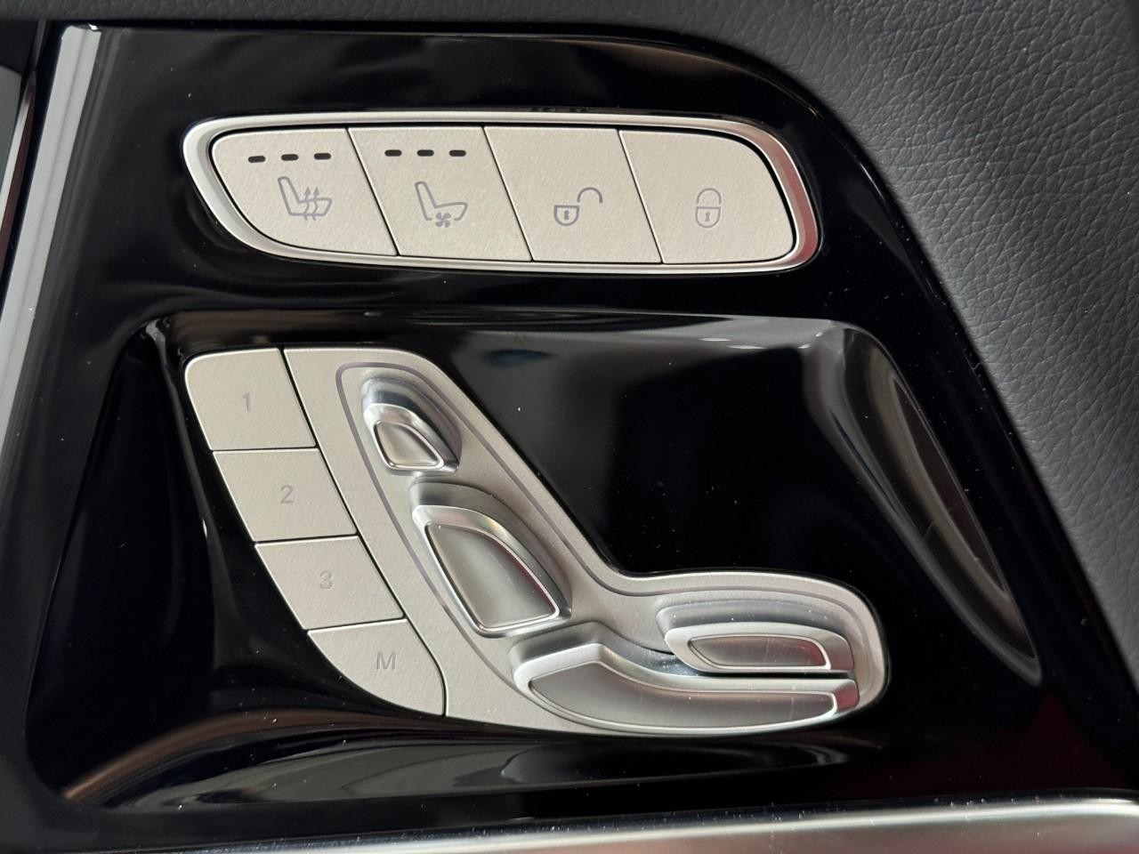 Mercedes-Benz G-Class Vehicle Full-screen Gallery Image 25