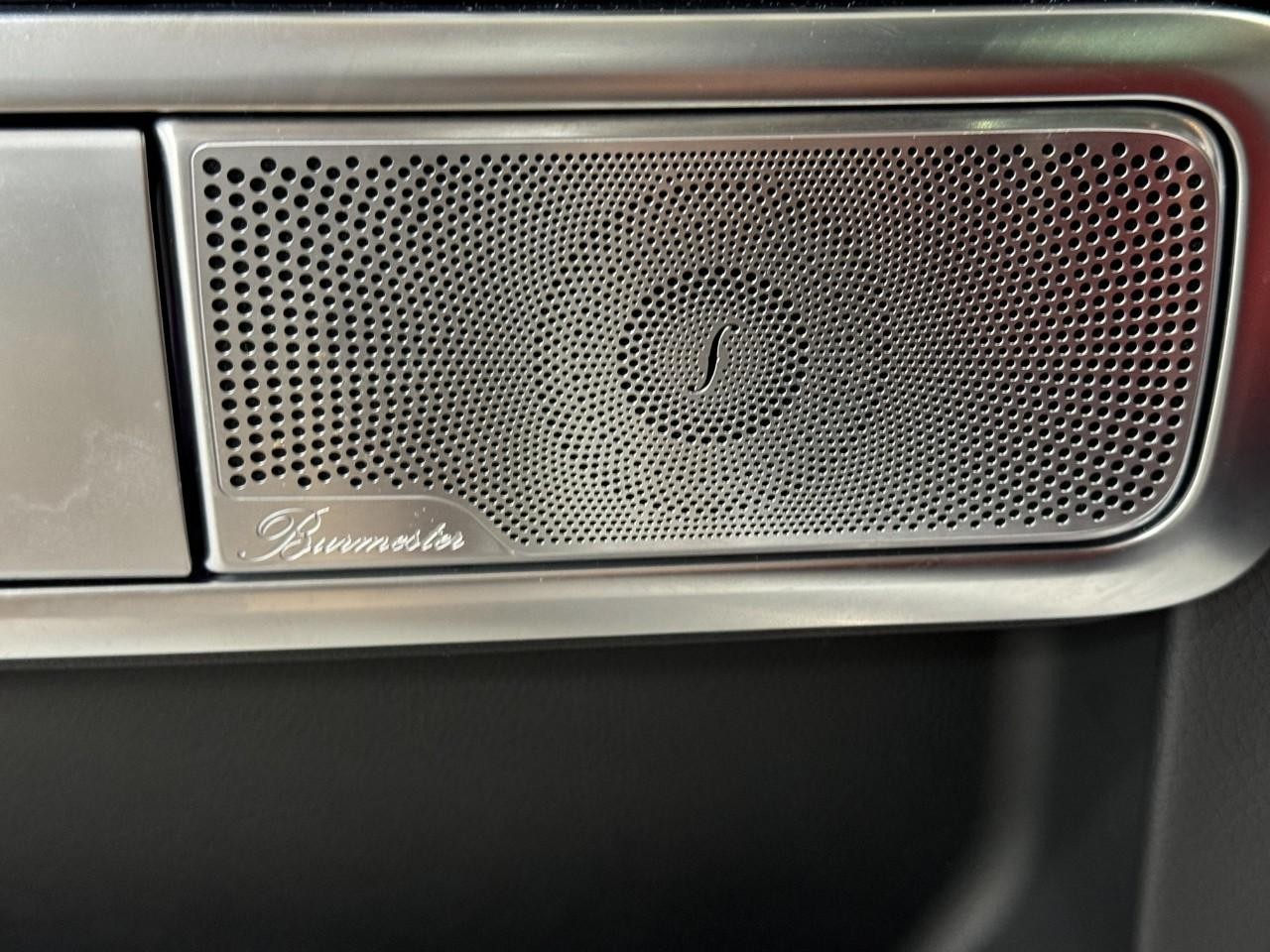 Mercedes-Benz G-Class Vehicle Full-screen Gallery Image 26