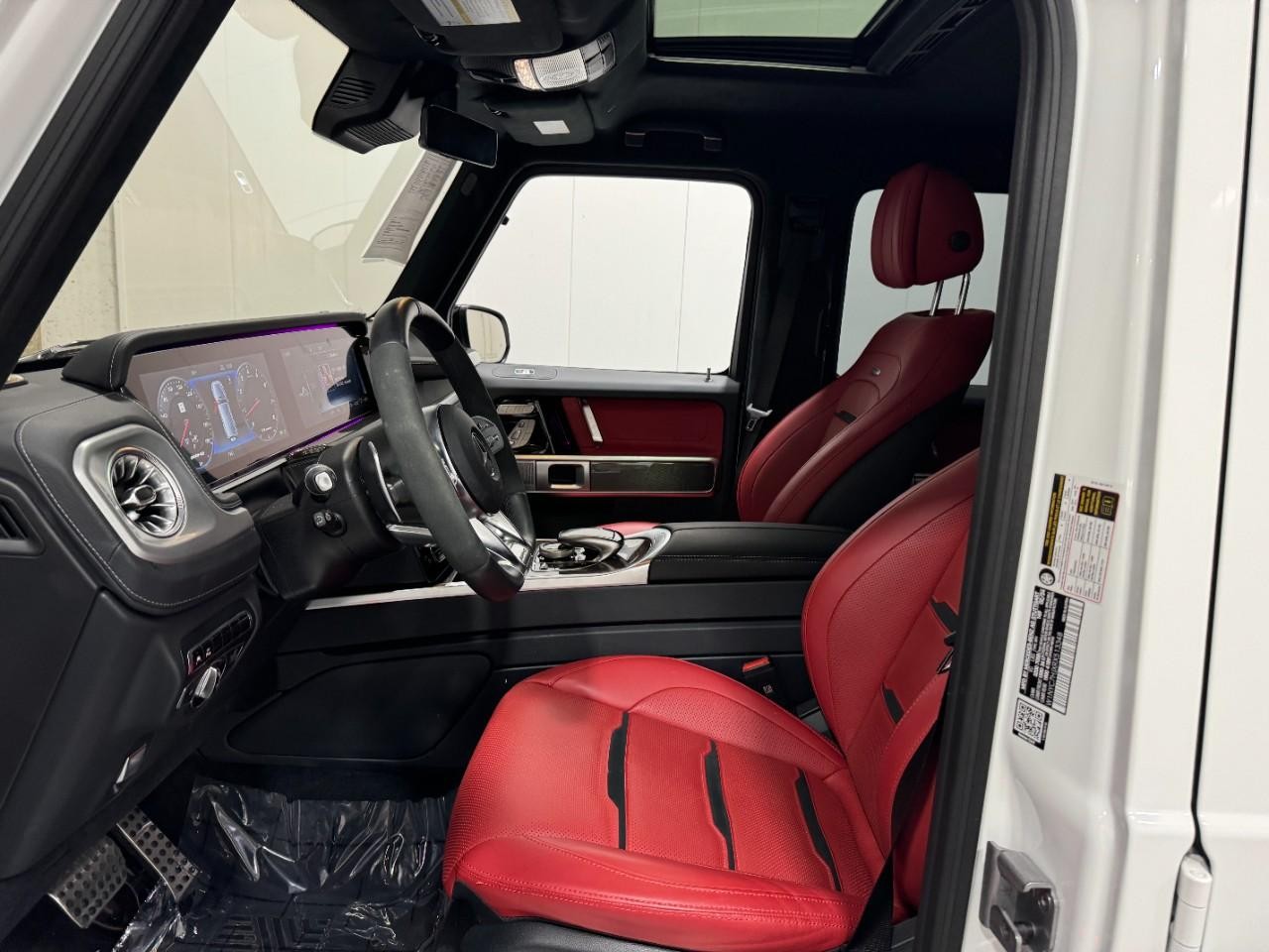 Mercedes-Benz G-Class Vehicle Full-screen Gallery Image 27