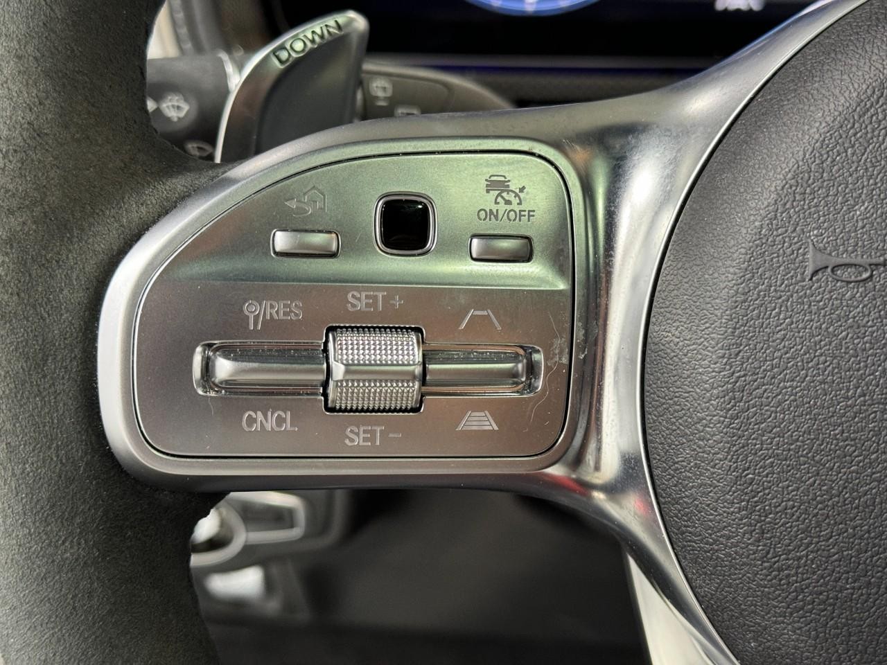 Mercedes-Benz G-Class Vehicle Full-screen Gallery Image 30