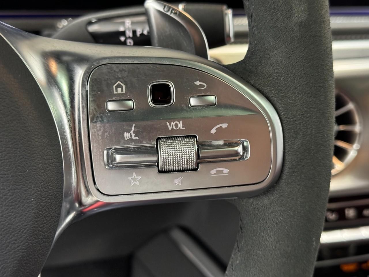 Mercedes-Benz G-Class Vehicle Full-screen Gallery Image 31