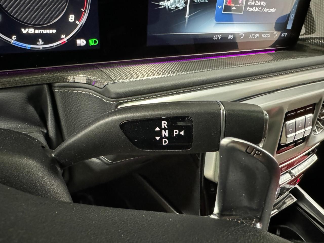 Mercedes-Benz G-Class Vehicle Full-screen Gallery Image 33