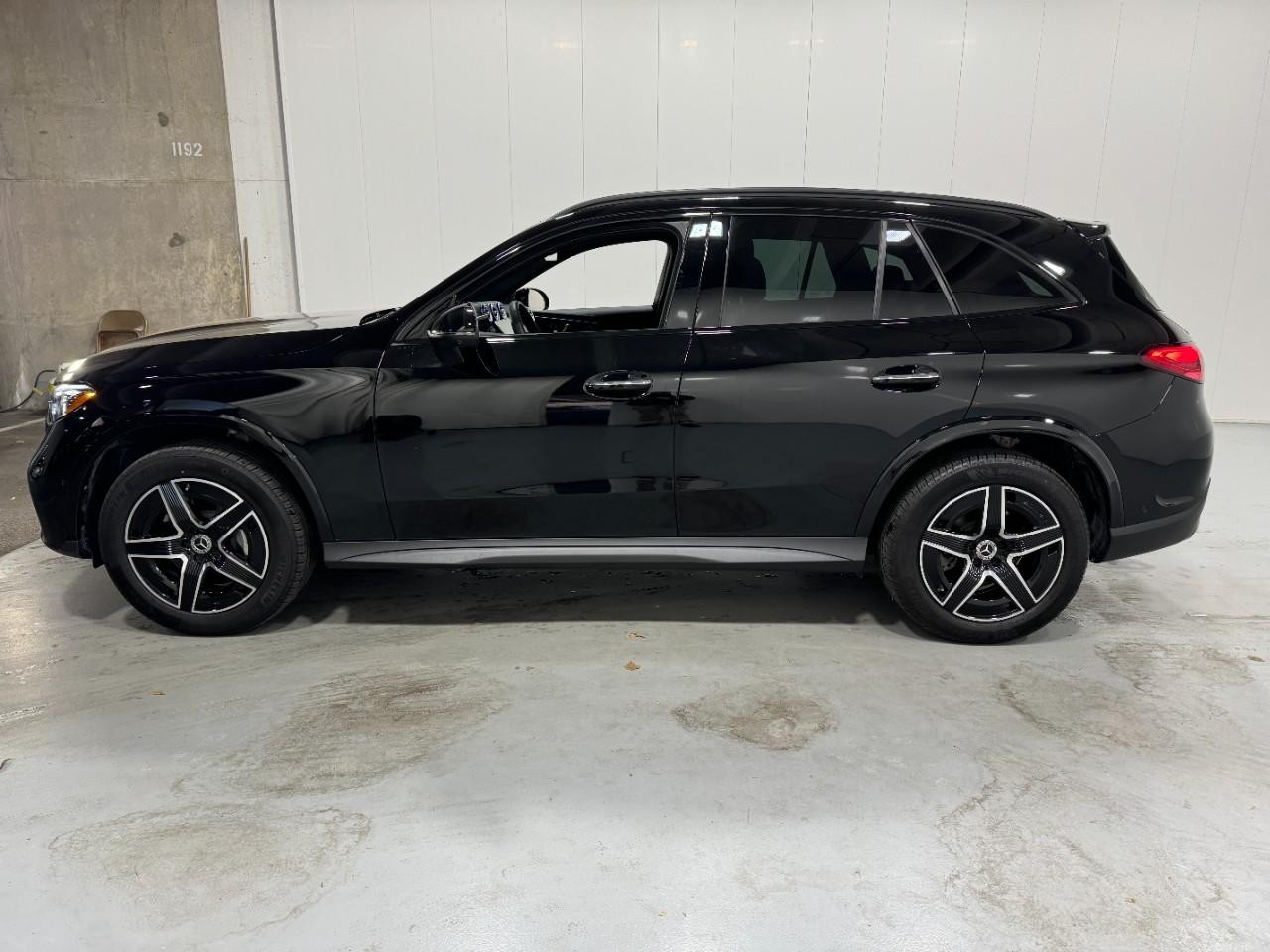 Mercedes-Benz GLC Vehicle Full-screen Gallery Image 2