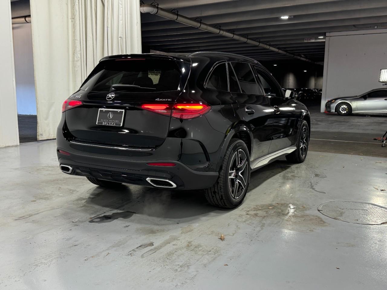 Mercedes-Benz GLC Vehicle Full-screen Gallery Image 4