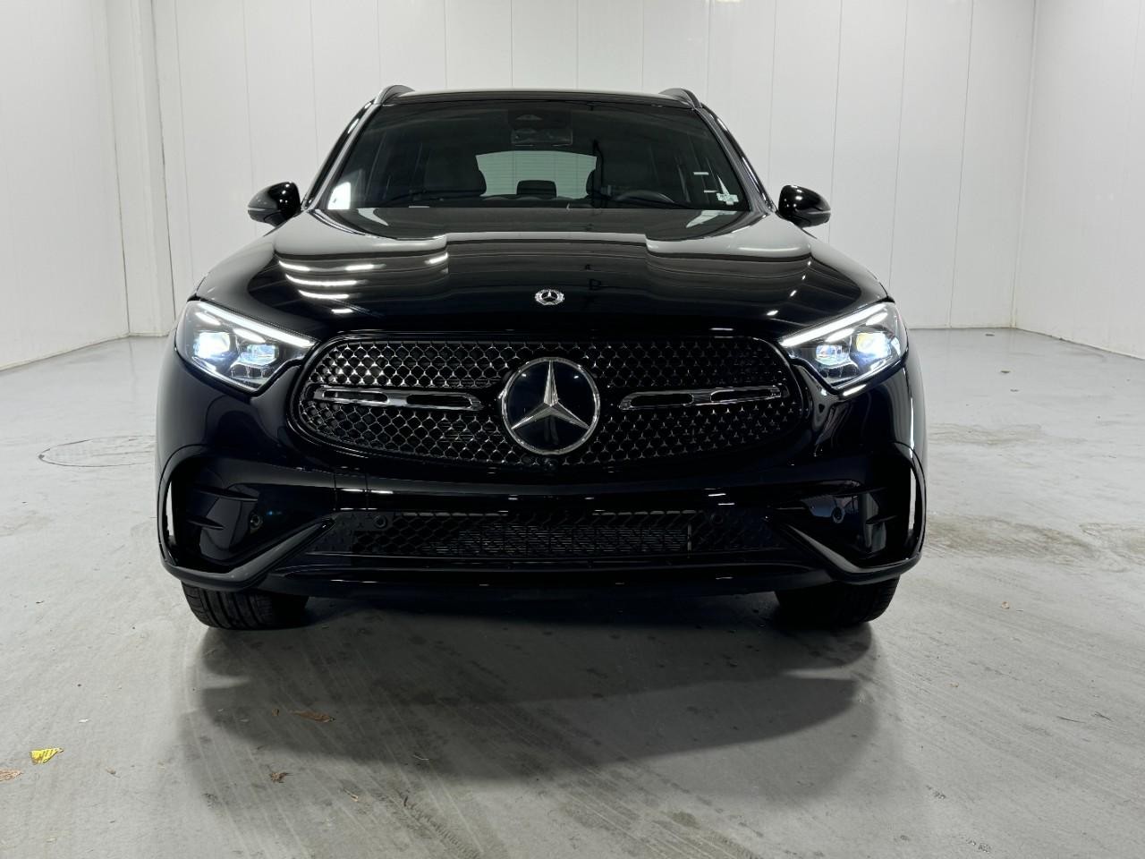 Mercedes-Benz GLC Vehicle Full-screen Gallery Image 7