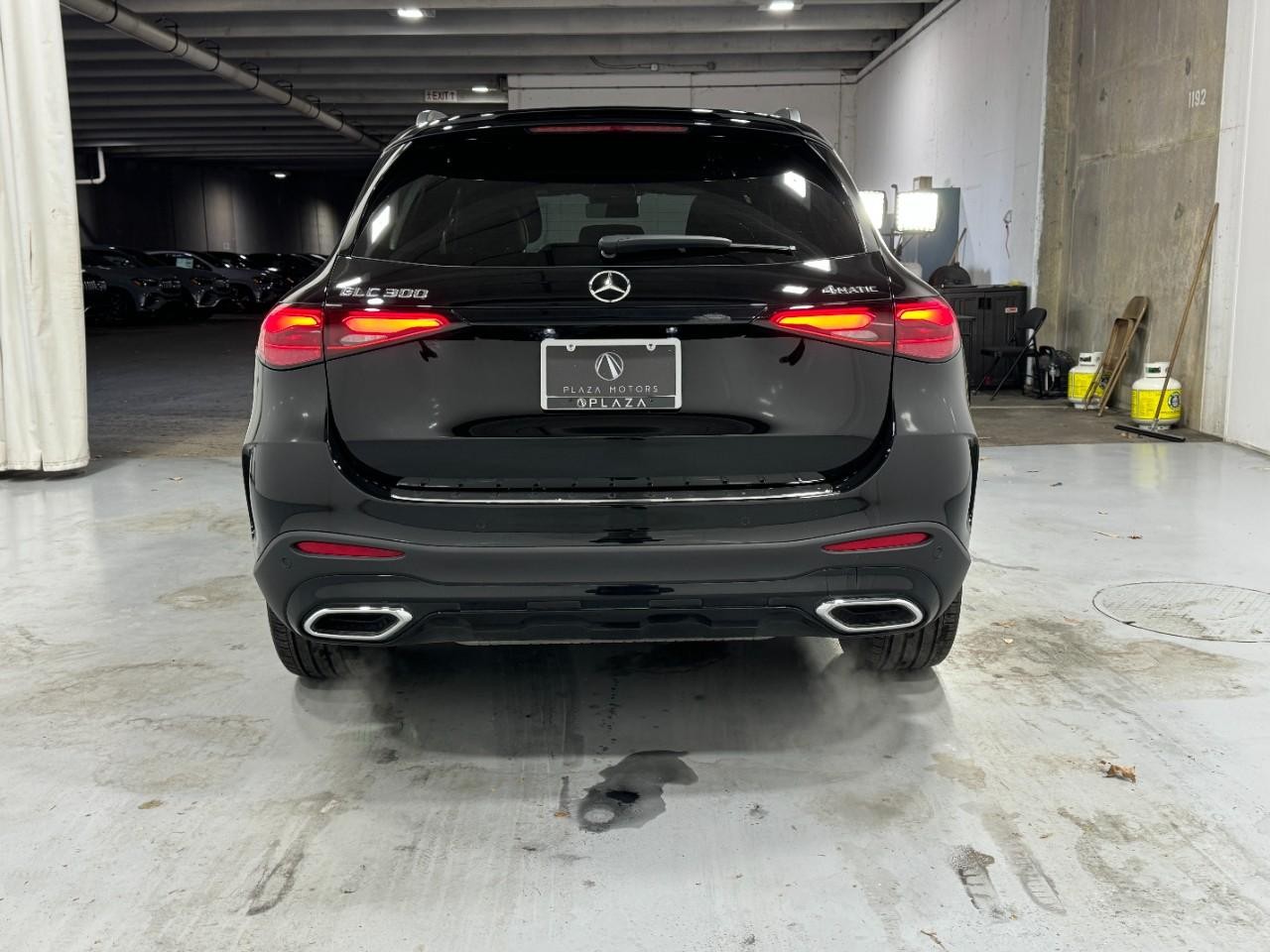 Mercedes-Benz GLC Vehicle Full-screen Gallery Image 9