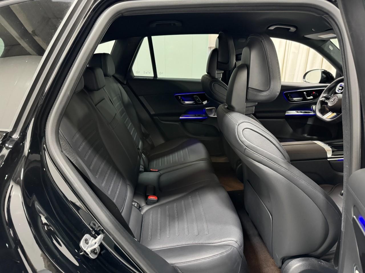 Mercedes-Benz GLC Vehicle Full-screen Gallery Image 10