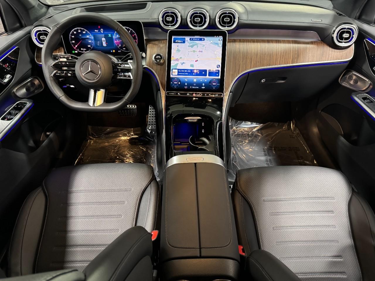 Mercedes-Benz GLC Vehicle Full-screen Gallery Image 11