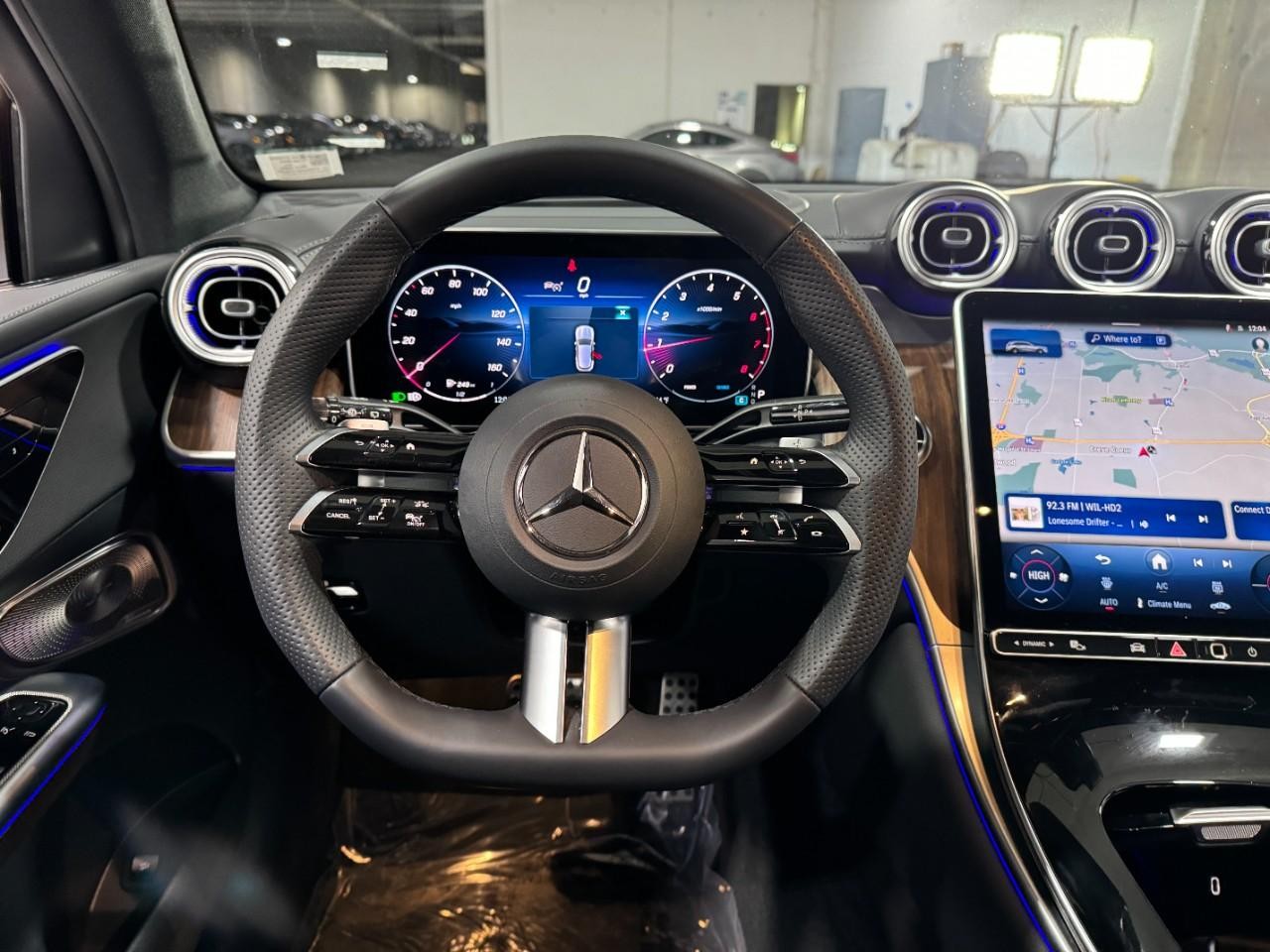 Mercedes-Benz GLC Vehicle Full-screen Gallery Image 12