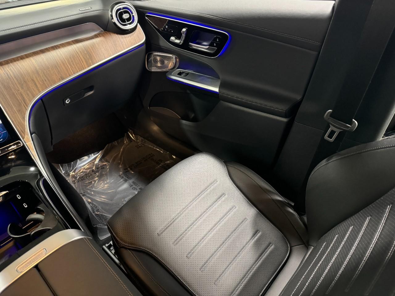 Mercedes-Benz GLC Vehicle Full-screen Gallery Image 14