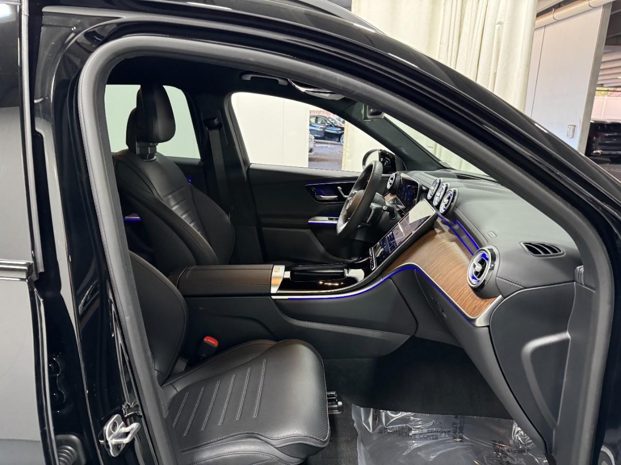 Mercedes-Benz GLC Vehicle Full-screen Gallery Image 15