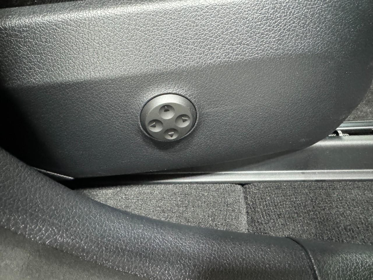 Mercedes-Benz GLC Vehicle Full-screen Gallery Image 17