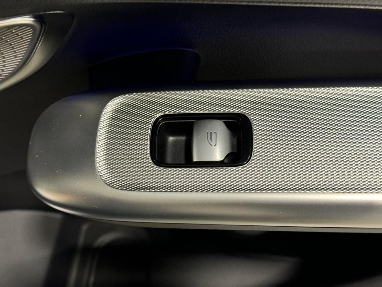 Mercedes-Benz GLC Vehicle Full-screen Gallery Image 20