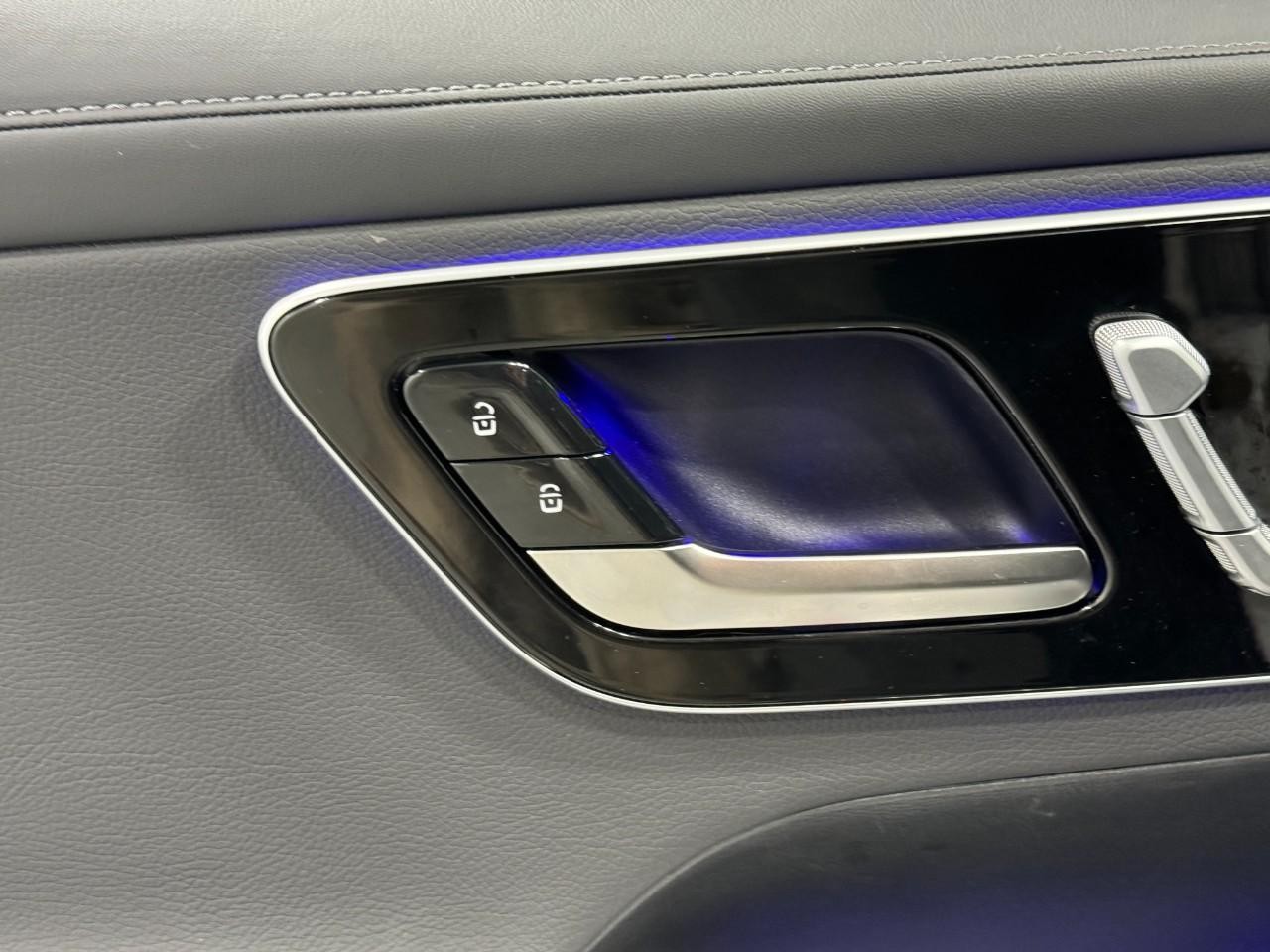 Mercedes-Benz GLC Vehicle Full-screen Gallery Image 22