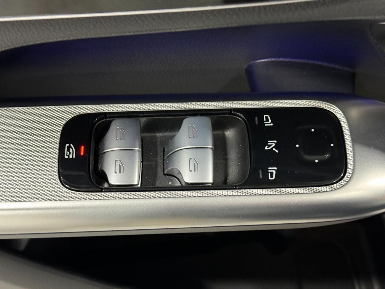 Mercedes-Benz GLC Vehicle Full-screen Gallery Image 23