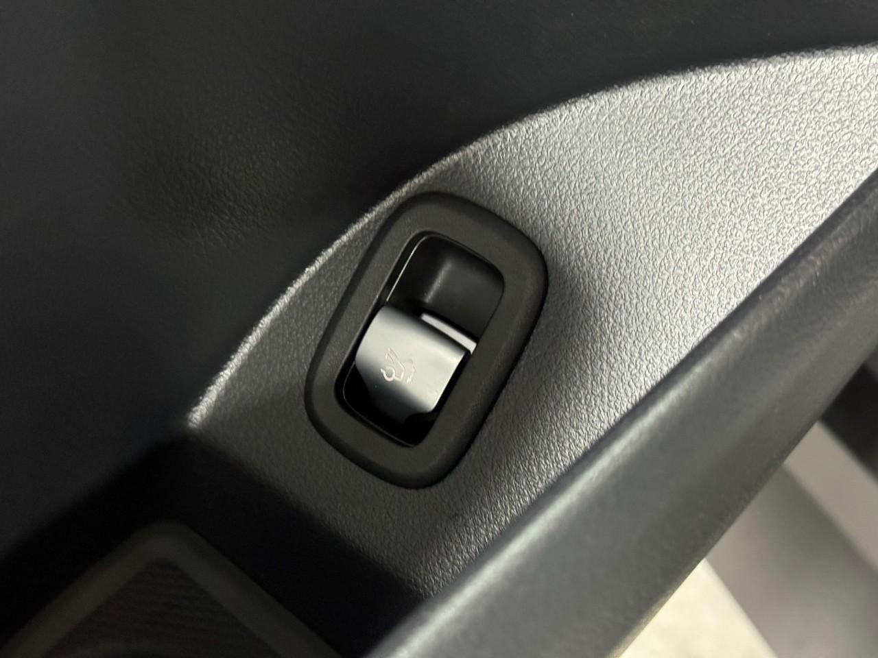 Mercedes-Benz GLC Vehicle Full-screen Gallery Image 25