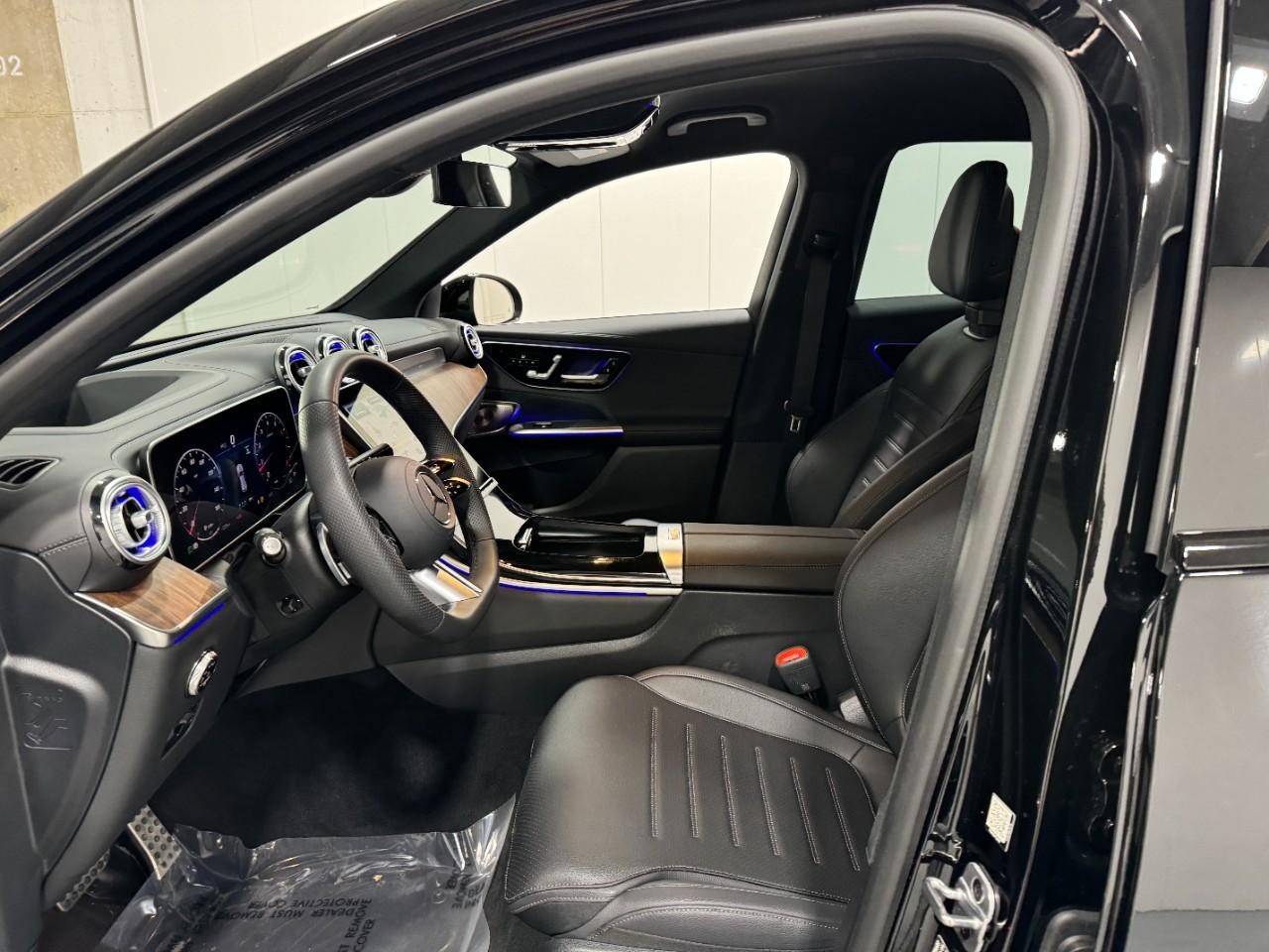 Mercedes-Benz GLC Vehicle Full-screen Gallery Image 26