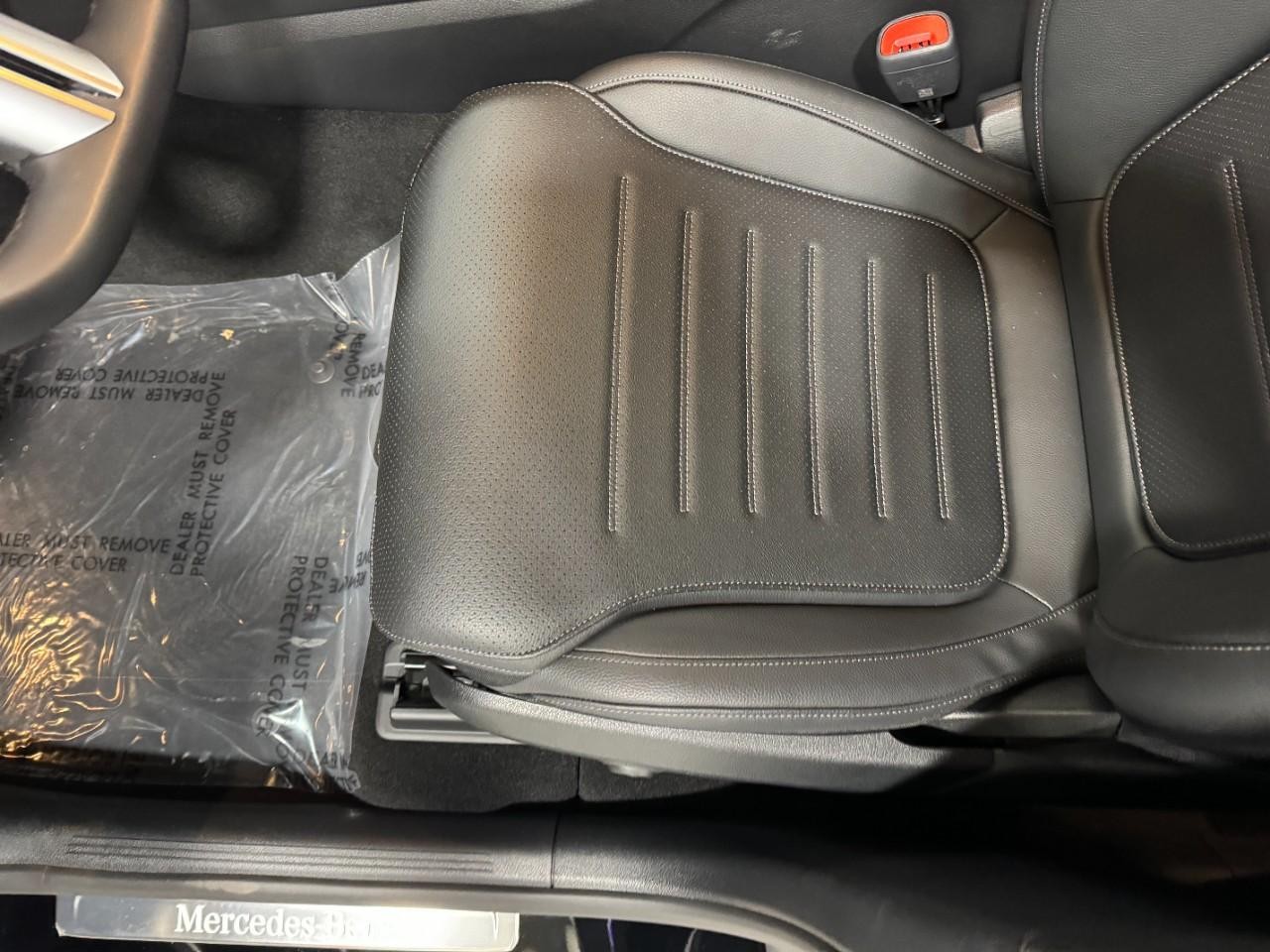 Mercedes-Benz GLC Vehicle Full-screen Gallery Image 27