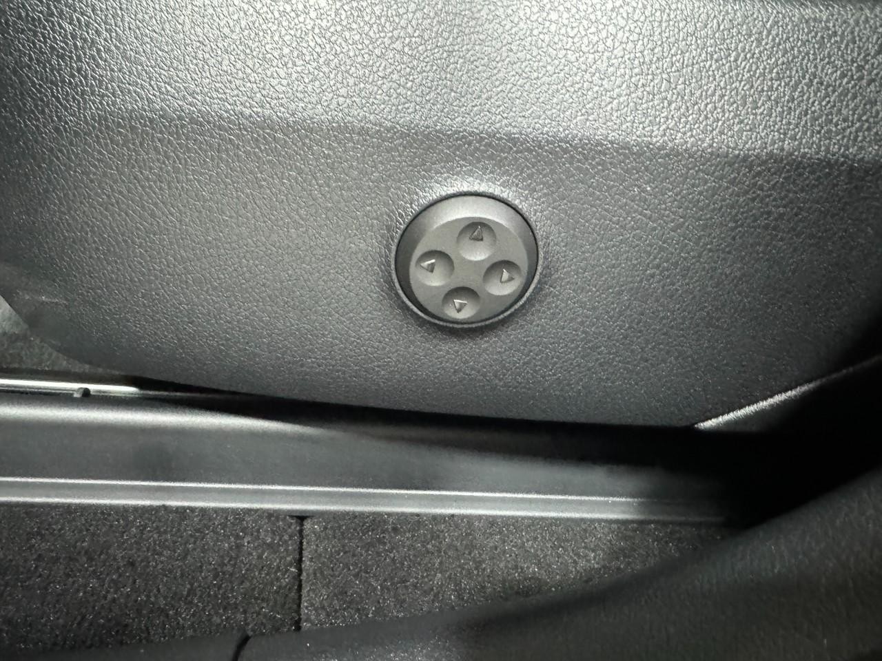 Mercedes-Benz GLC Vehicle Full-screen Gallery Image 28