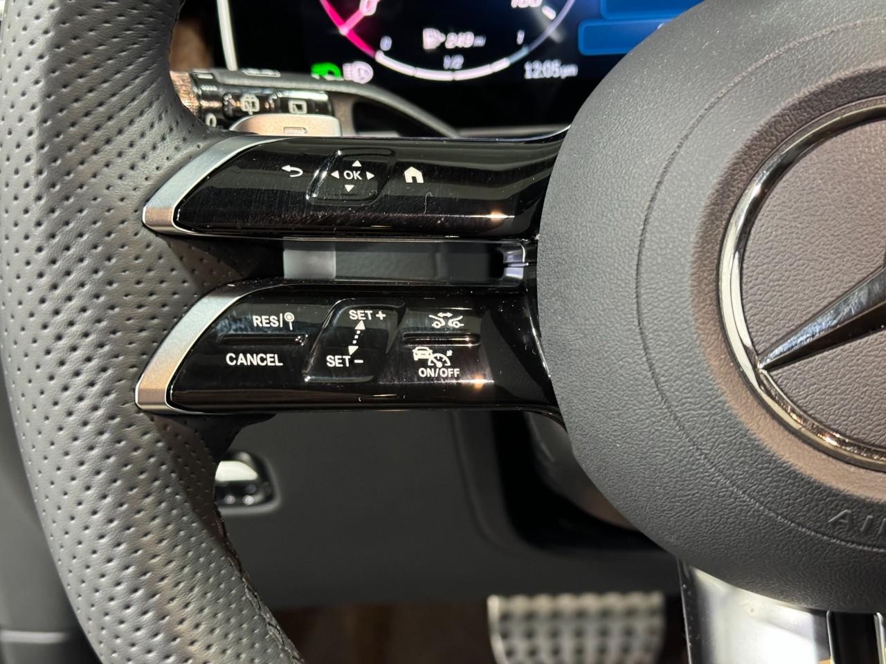 Mercedes-Benz GLC Vehicle Full-screen Gallery Image 30