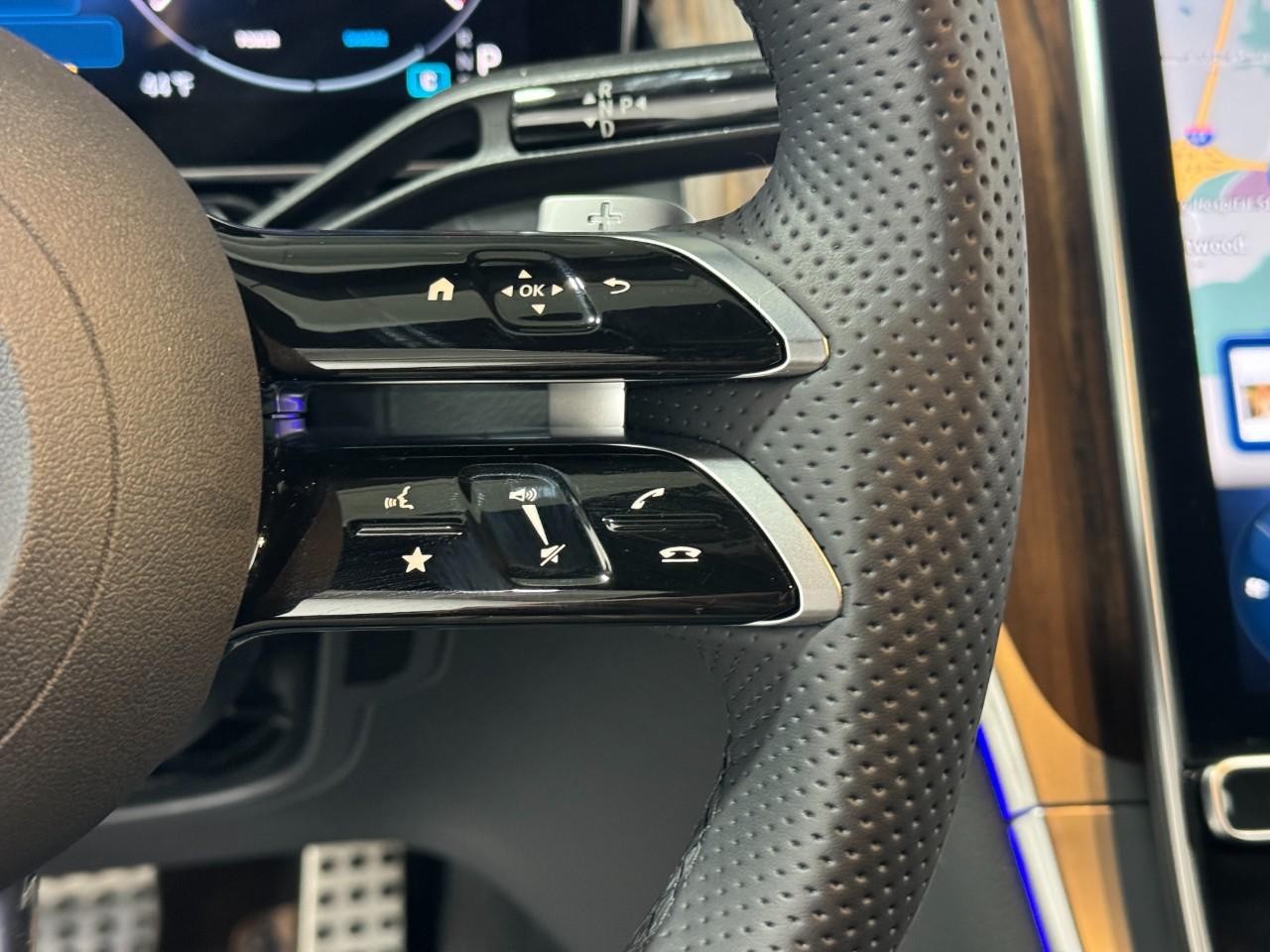 Mercedes-Benz GLC Vehicle Full-screen Gallery Image 31