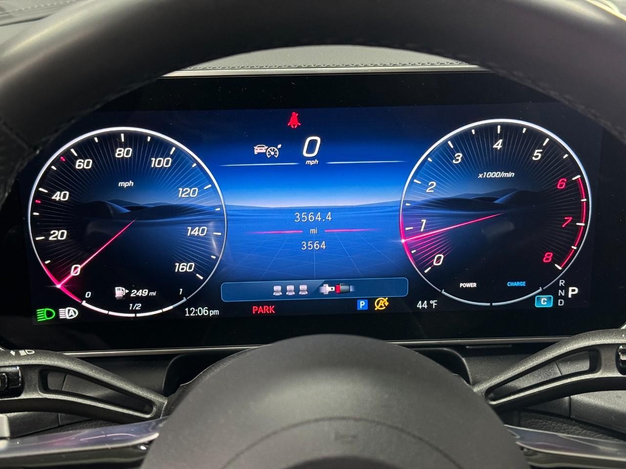 Mercedes-Benz GLC Vehicle Full-screen Gallery Image 32