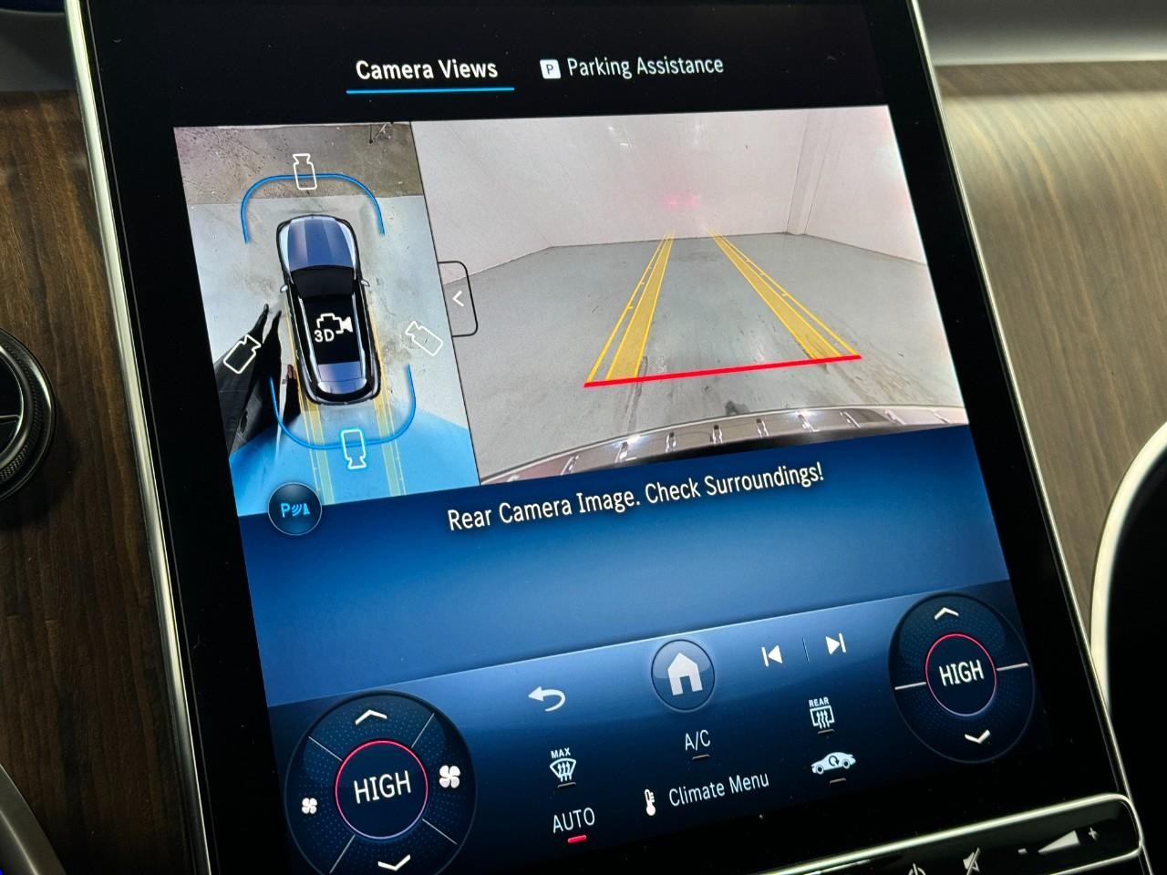 Mercedes-Benz GLC Vehicle Full-screen Gallery Image 34