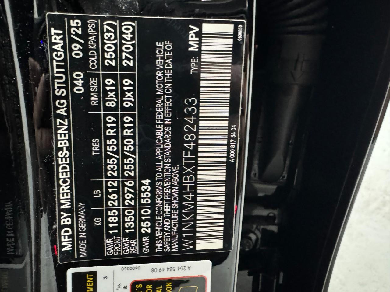 Mercedes-Benz GLC Vehicle Full-screen Gallery Image 35