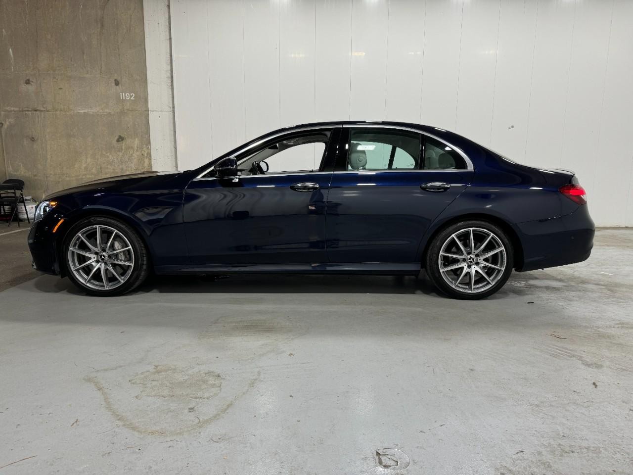 Mercedes-Benz E-Class Vehicle Full-screen Gallery Image 2