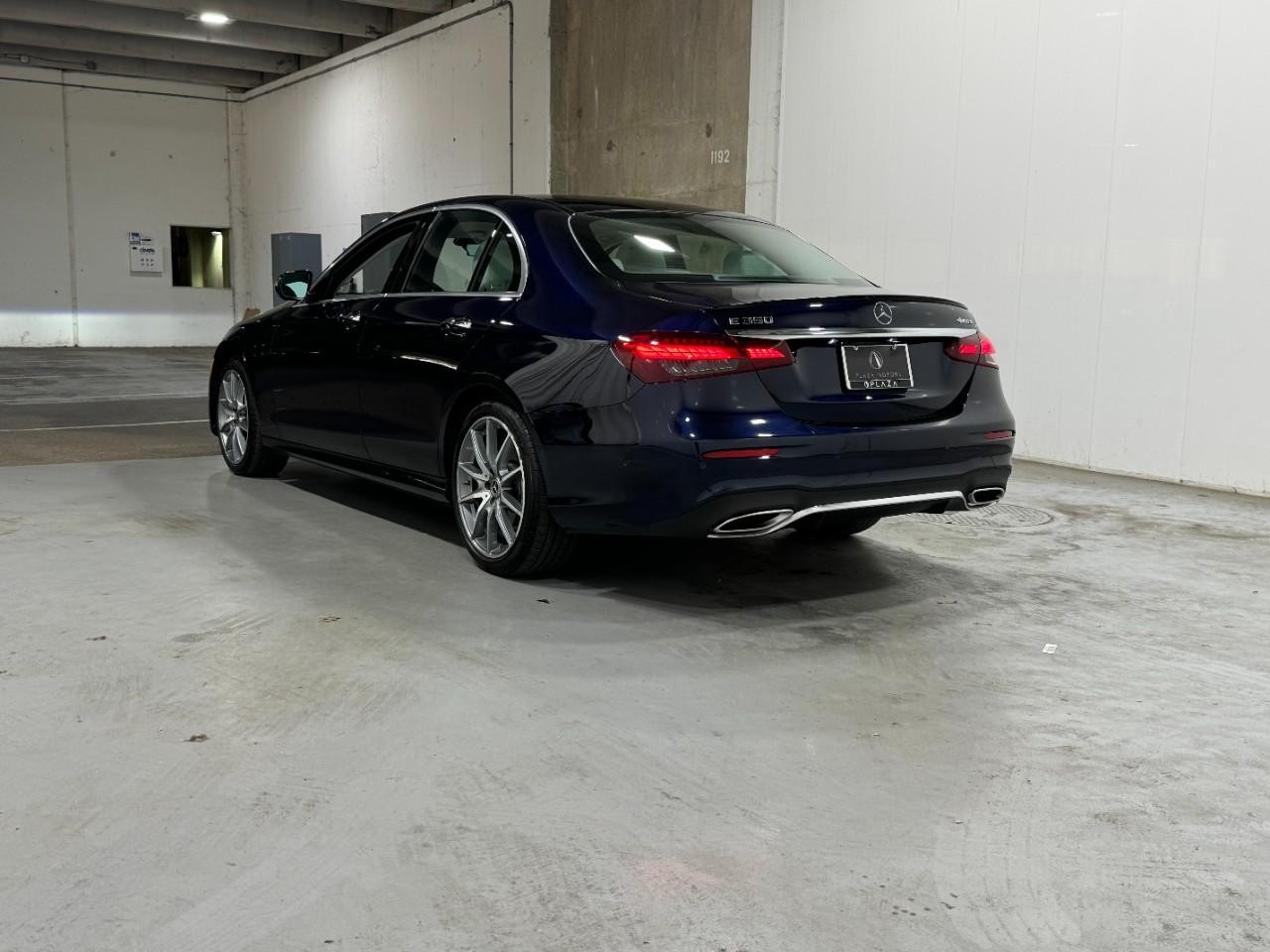 Mercedes-Benz E-Class Vehicle Full-screen Gallery Image 3