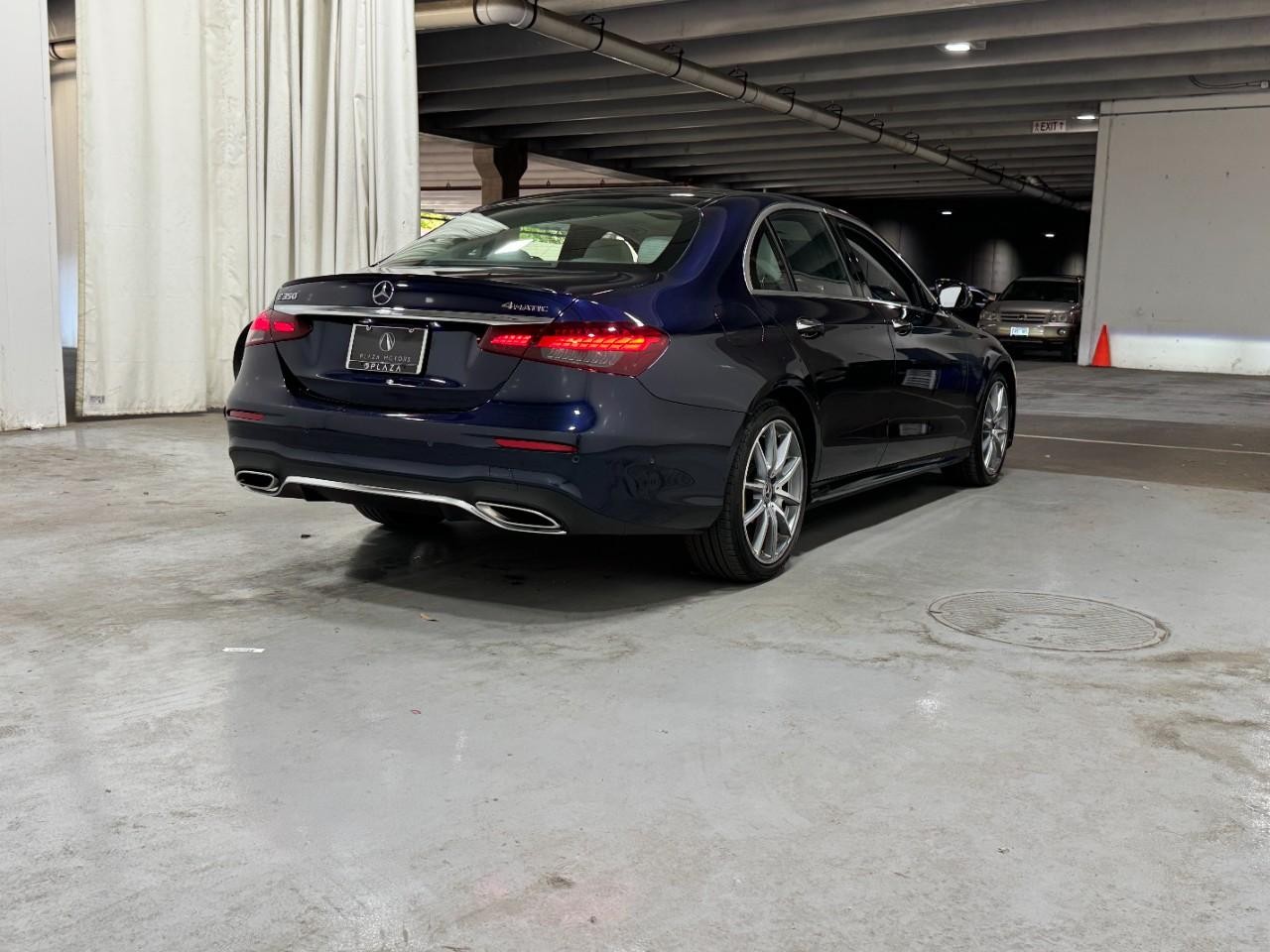 Mercedes-Benz E-Class Vehicle Full-screen Gallery Image 4