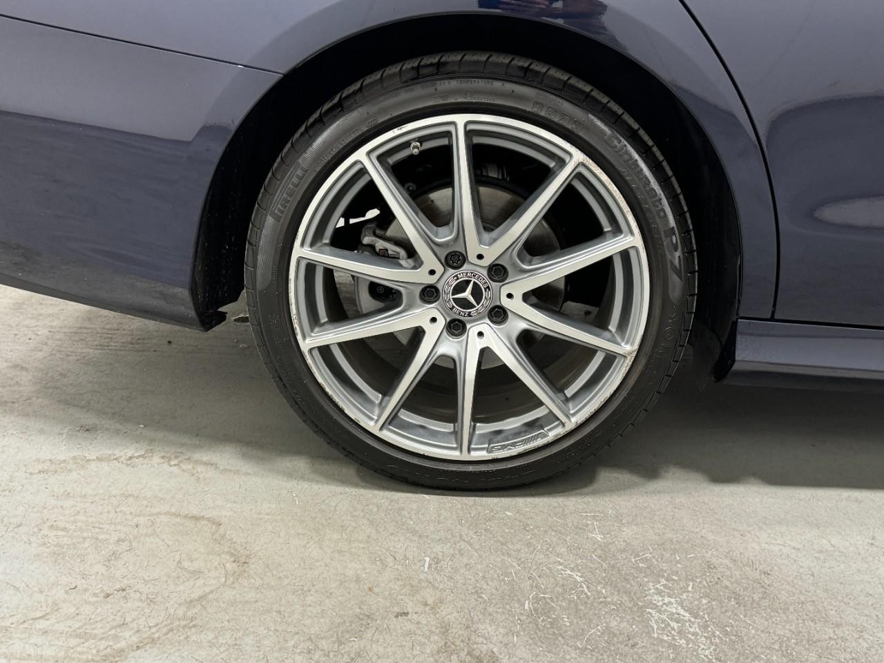 Mercedes-Benz E-Class Vehicle Full-screen Gallery Image 5