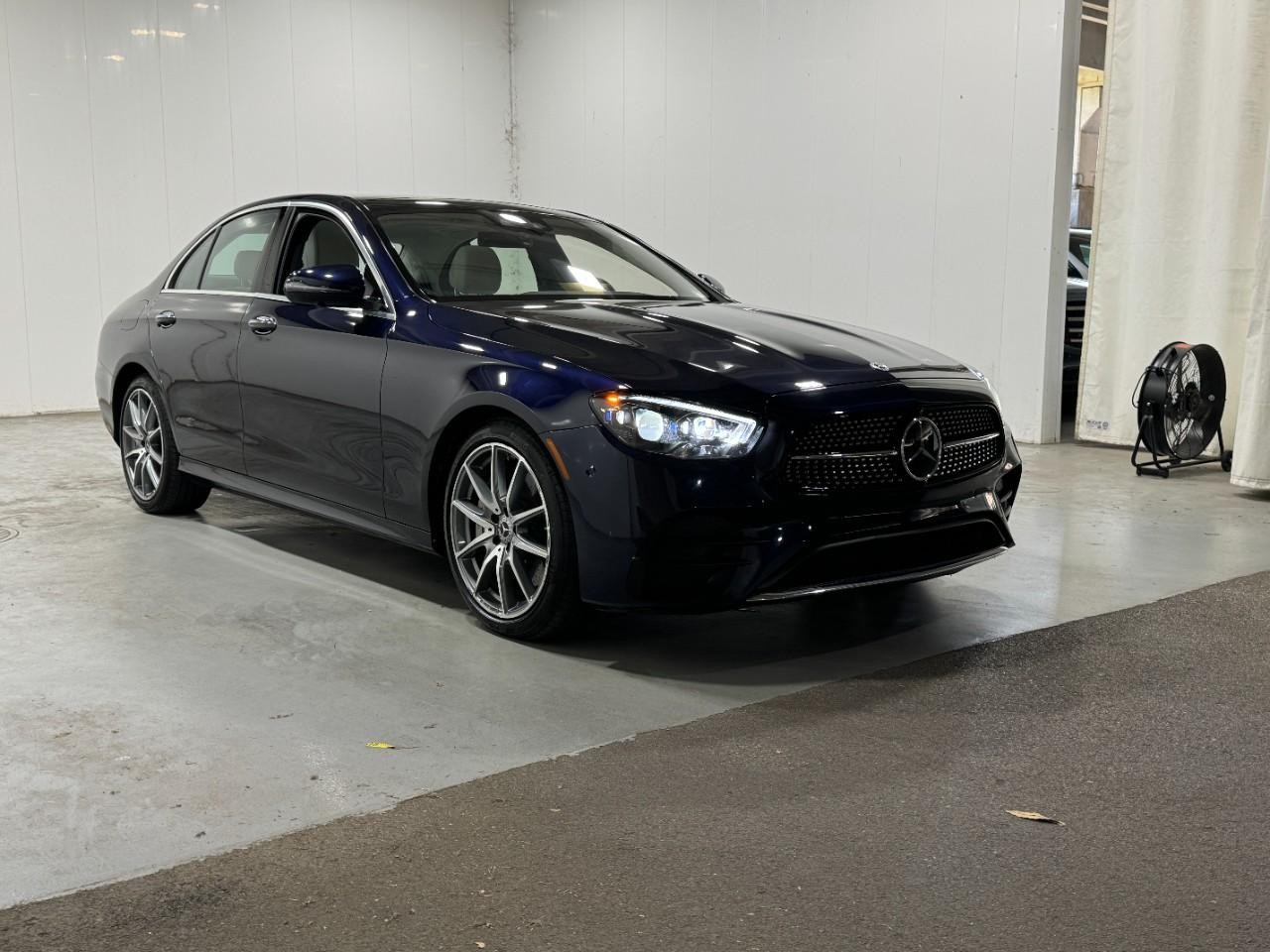 Mercedes-Benz E-Class Vehicle Full-screen Gallery Image 6