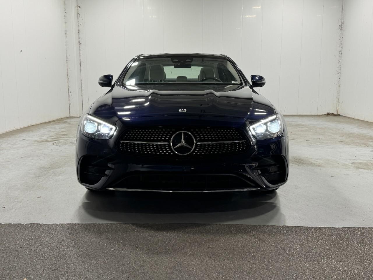 Mercedes-Benz E-Class Vehicle Full-screen Gallery Image 7