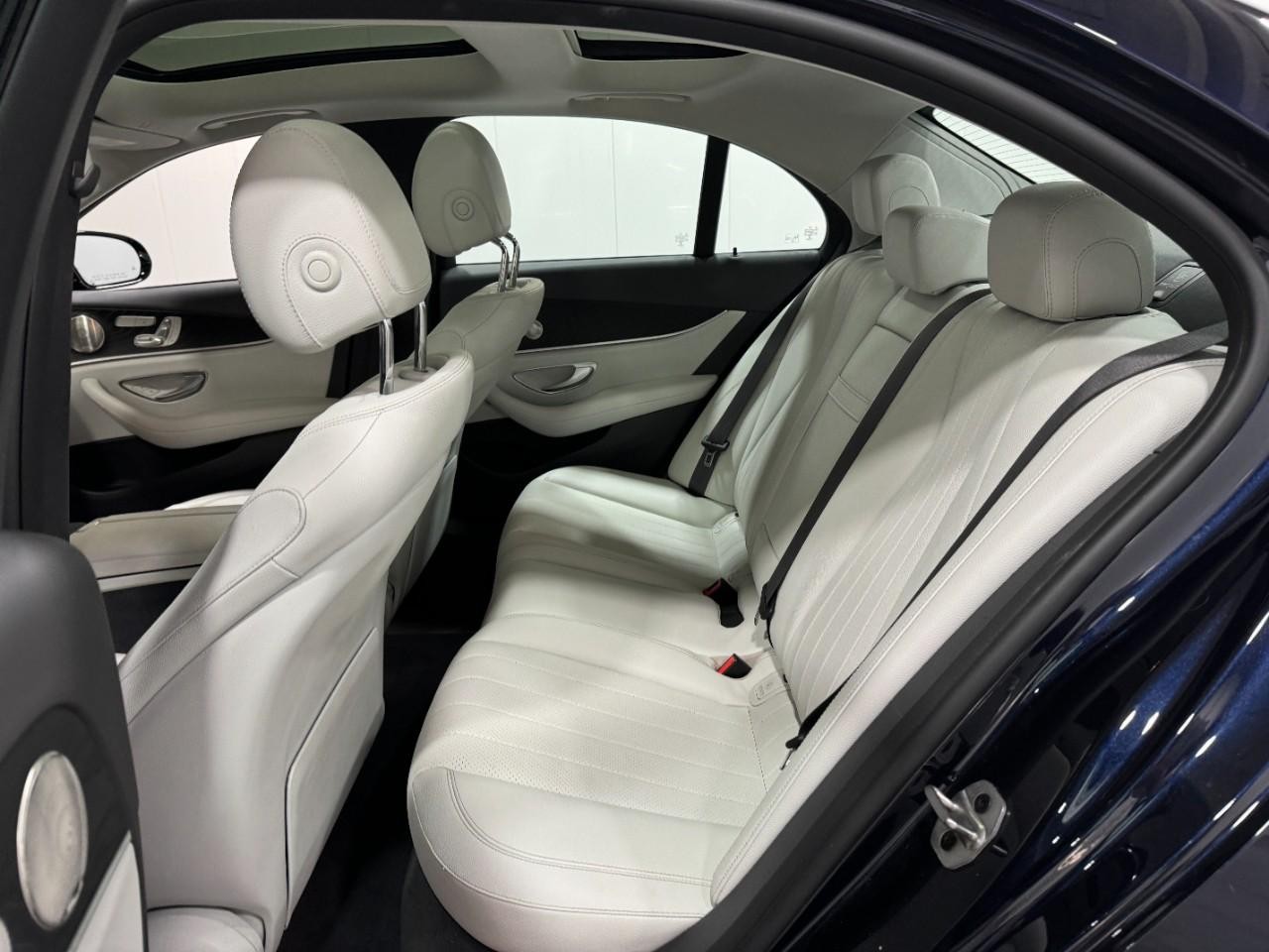 Mercedes-Benz E-Class Vehicle Full-screen Gallery Image 8