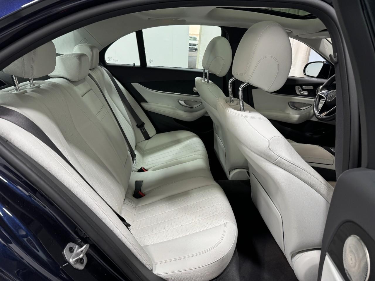 Mercedes-Benz E-Class Vehicle Full-screen Gallery Image 10