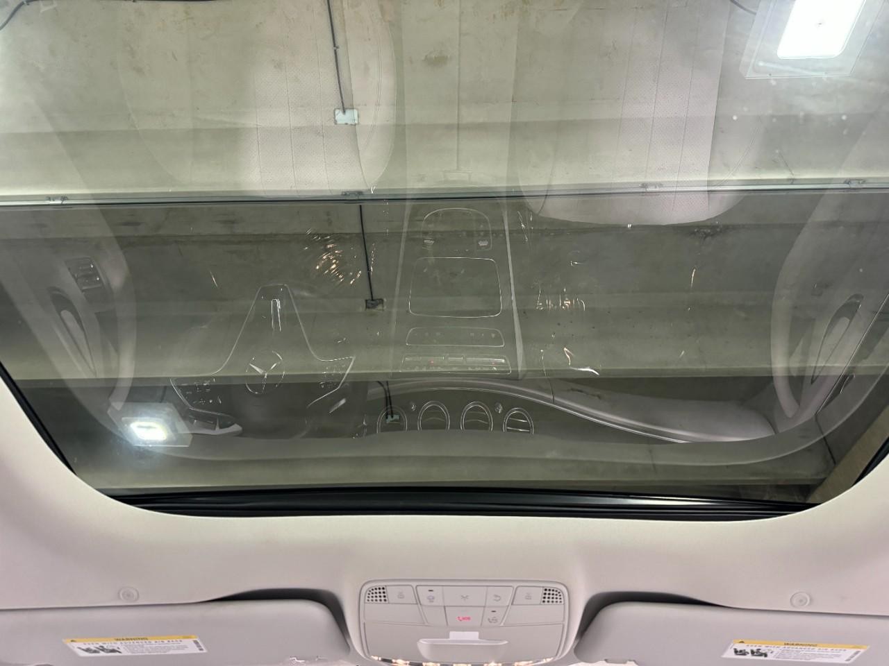 Mercedes-Benz E-Class Vehicle Full-screen Gallery Image 11