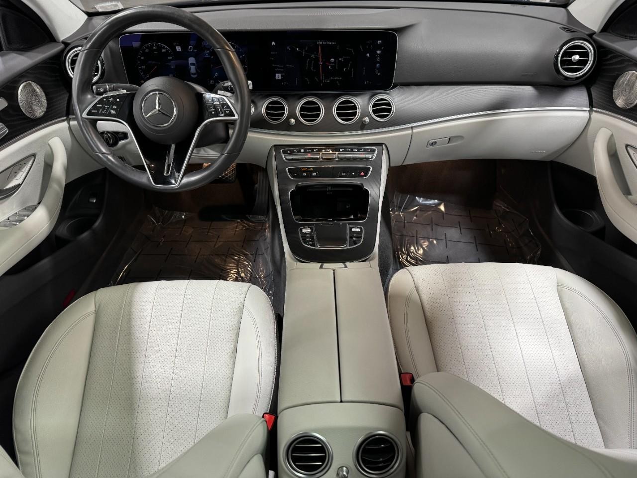 Mercedes-Benz E-Class Vehicle Full-screen Gallery Image 12