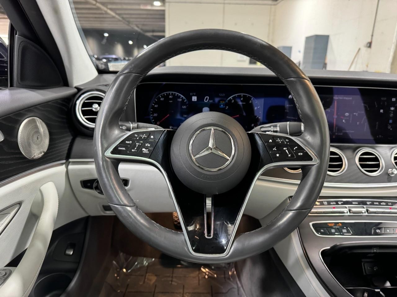 Mercedes-Benz E-Class Vehicle Full-screen Gallery Image 13