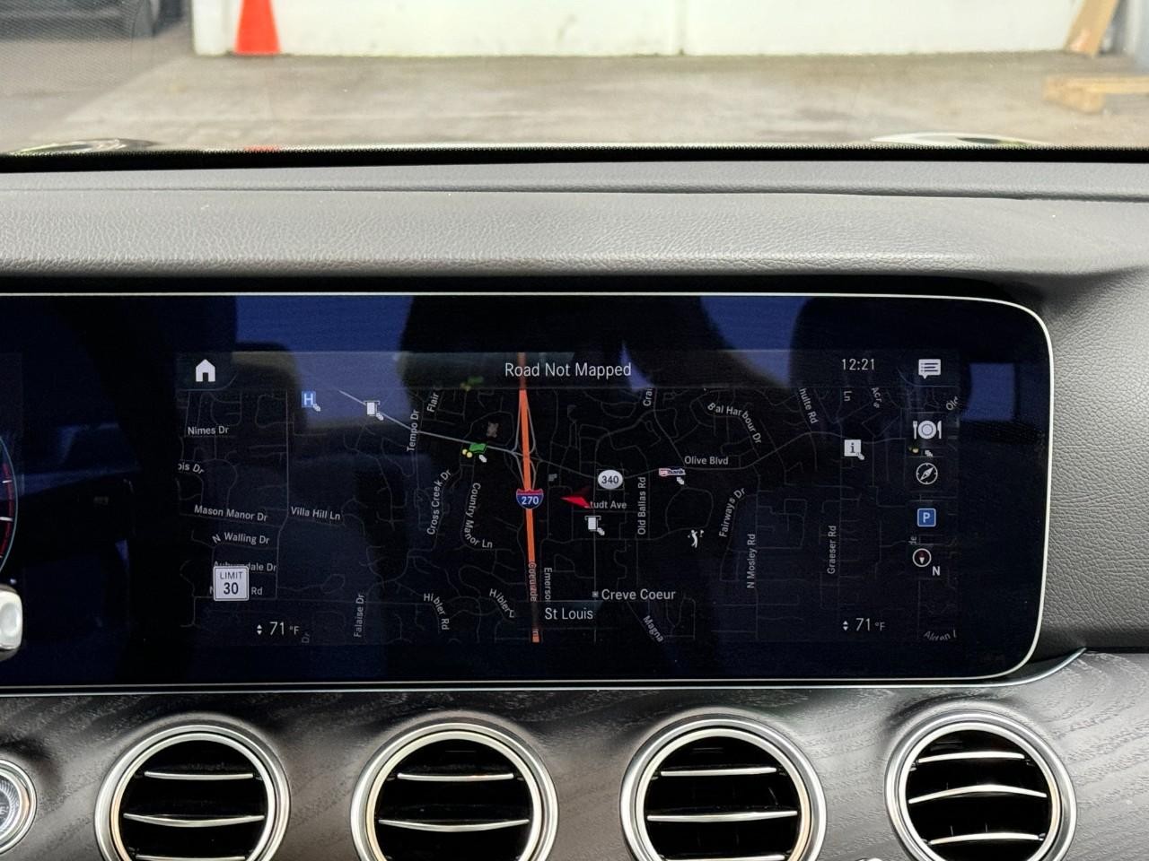 Mercedes-Benz E-Class Vehicle Full-screen Gallery Image 14