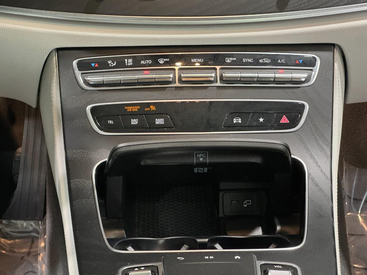 Mercedes-Benz E-Class Vehicle Full-screen Gallery Image 15