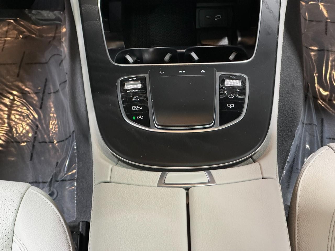 Mercedes-Benz E-Class Vehicle Full-screen Gallery Image 16