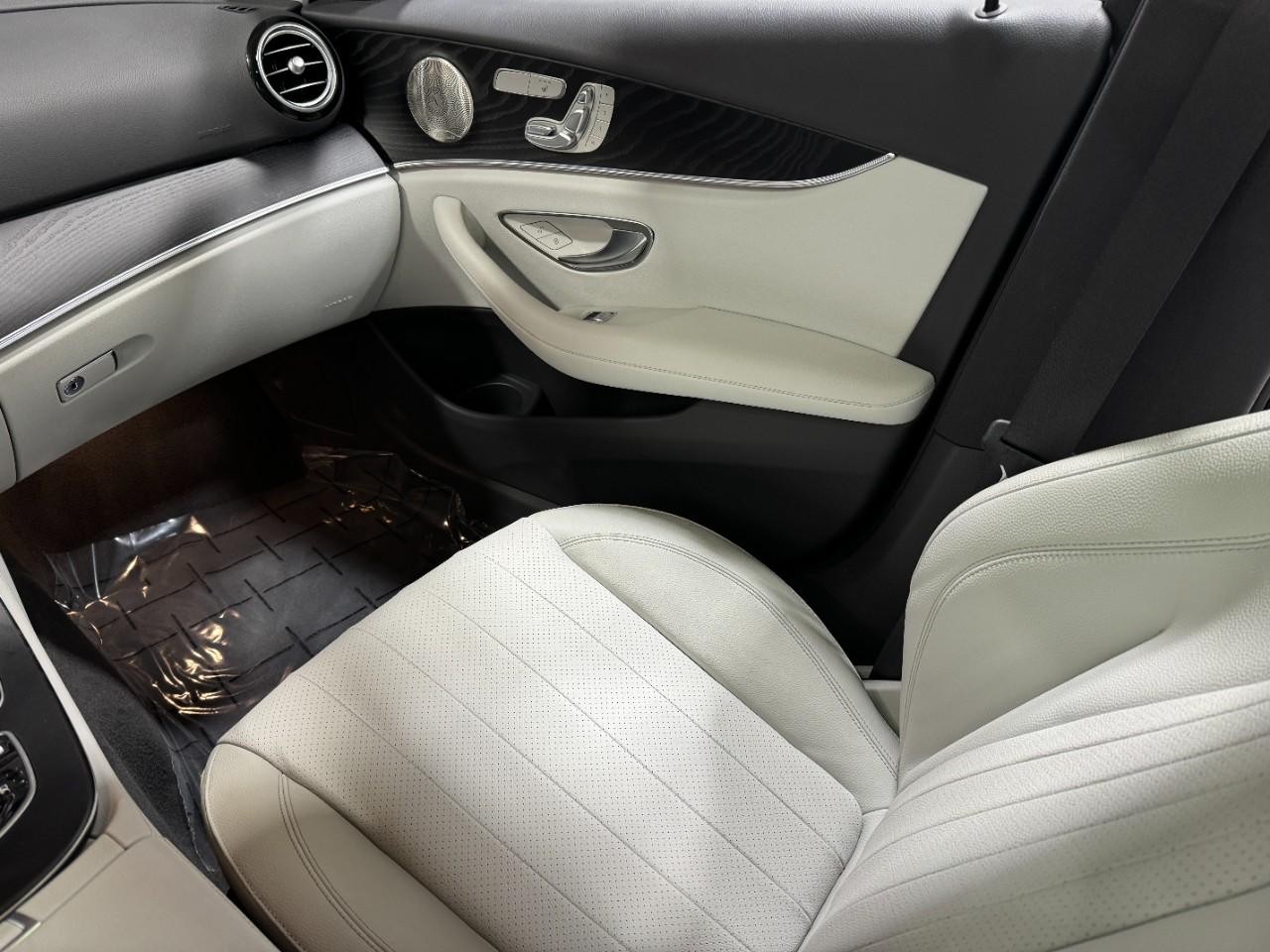 Mercedes-Benz E-Class Vehicle Full-screen Gallery Image 17