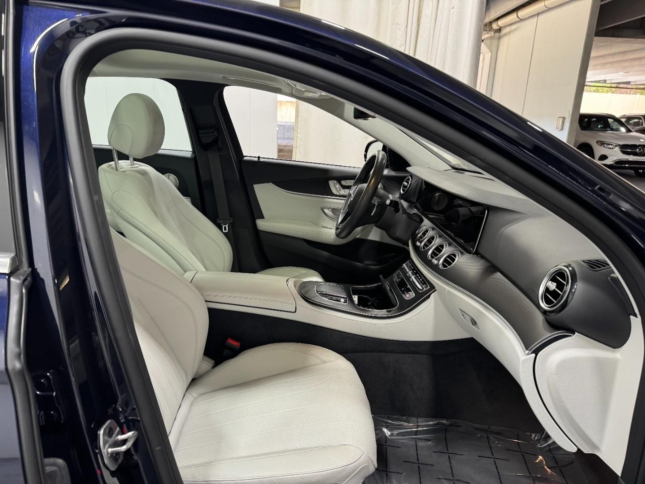 Mercedes-Benz E-Class Vehicle Full-screen Gallery Image 18