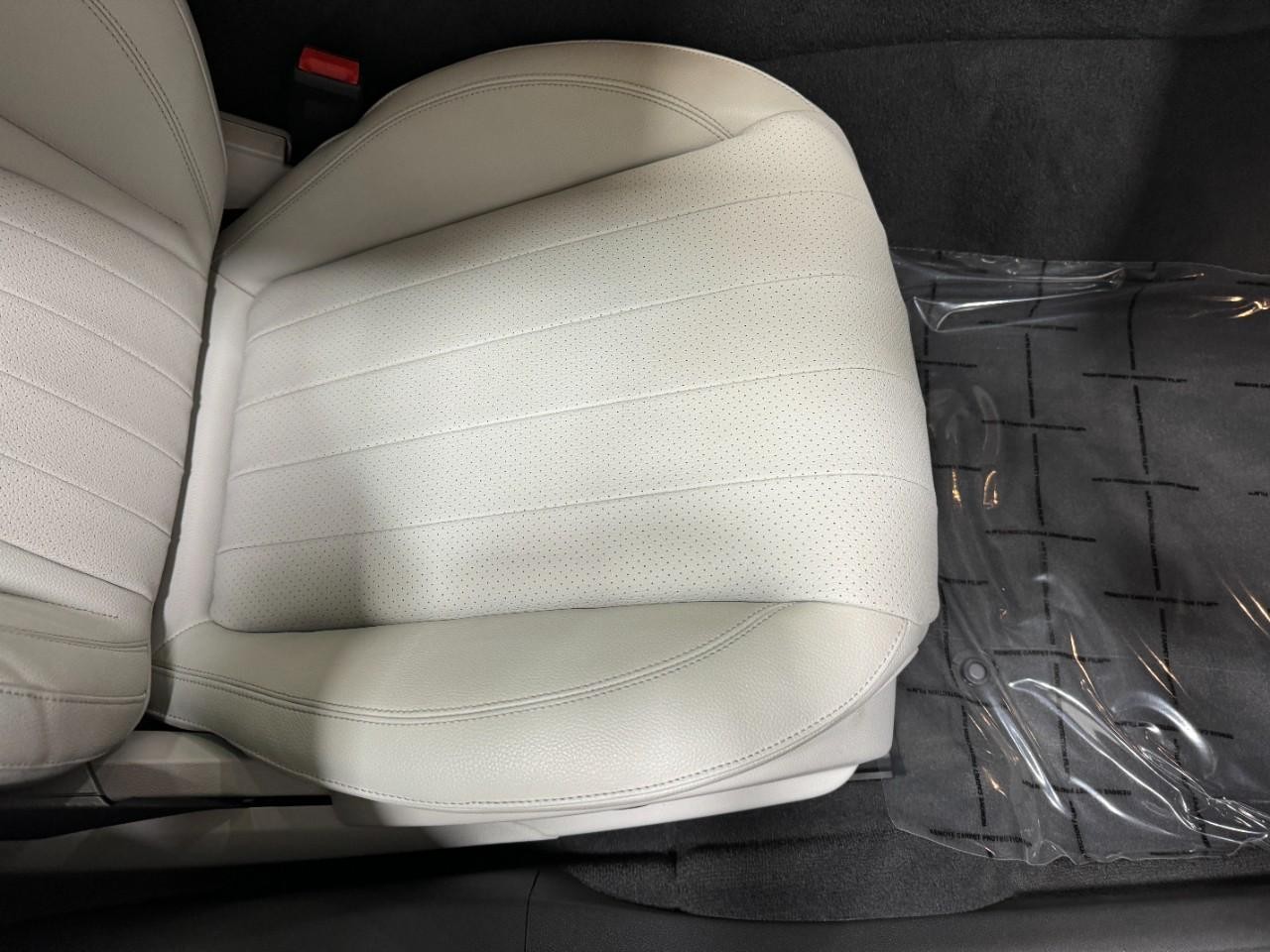 Mercedes-Benz E-Class Vehicle Full-screen Gallery Image 19