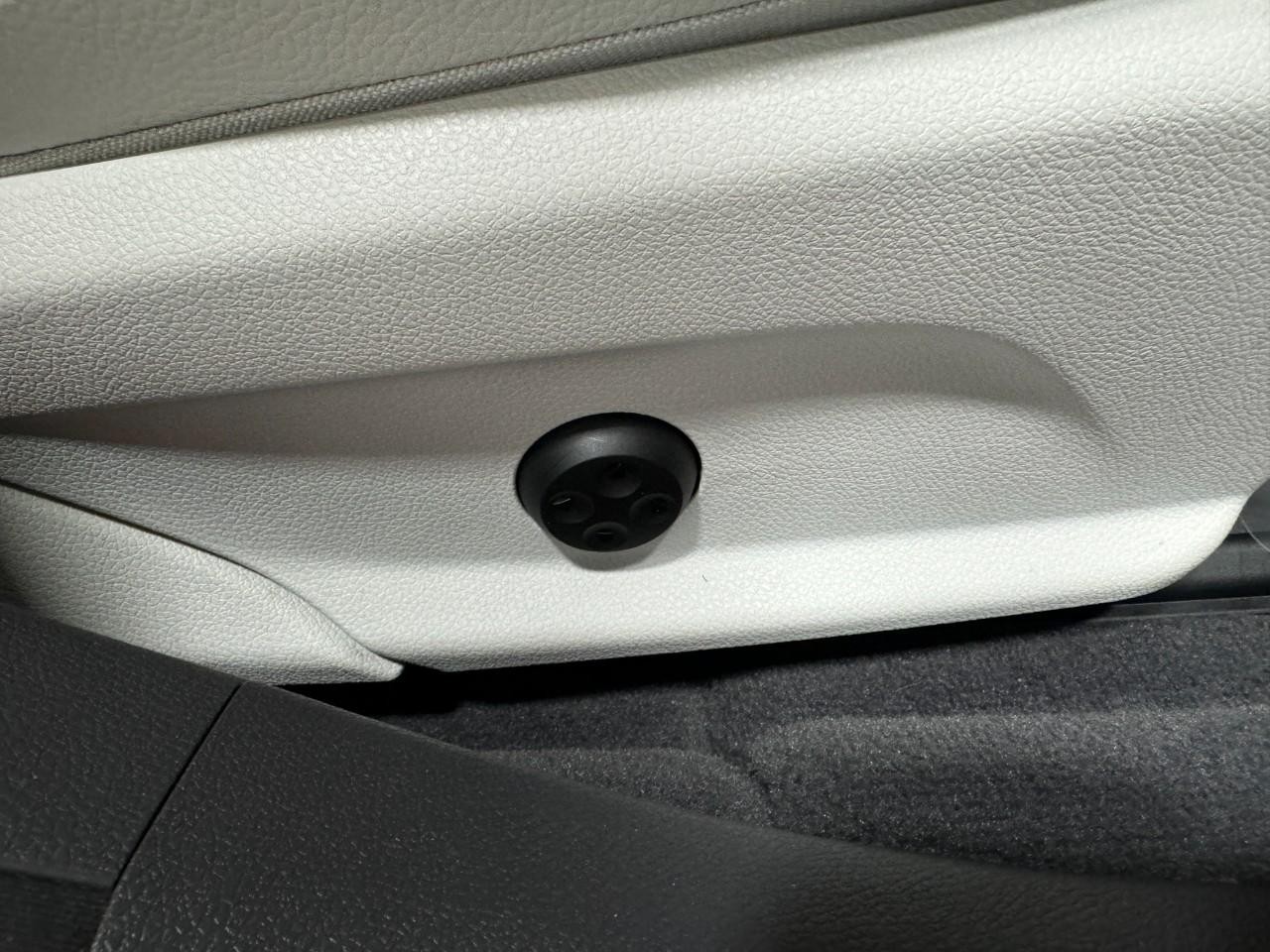 Mercedes-Benz E-Class Vehicle Full-screen Gallery Image 20