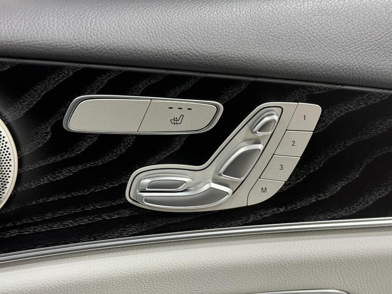 Mercedes-Benz E-Class Vehicle Full-screen Gallery Image 21