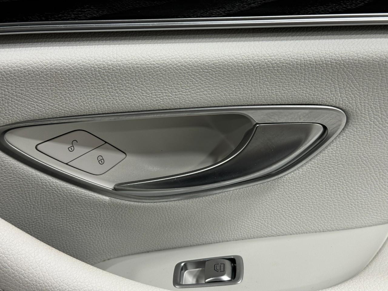 Mercedes-Benz E-Class Vehicle Full-screen Gallery Image 22