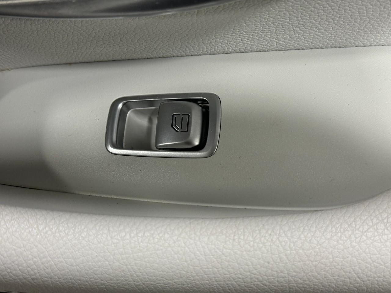 Mercedes-Benz E-Class Vehicle Full-screen Gallery Image 23